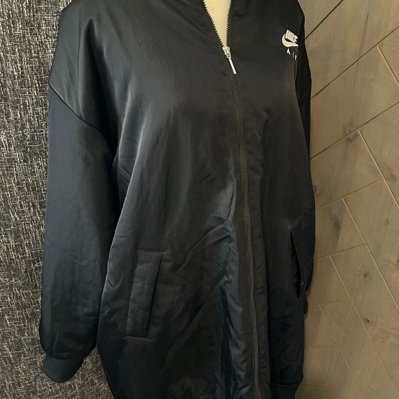 Almost new 2022 Nike oversized long coat; perfect condition, nonsmoking - Picture 2 of 8